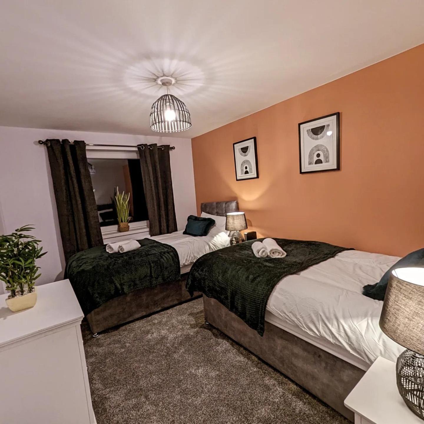 6 Guests * 4 Bedroom * Free Wi-Fi *亨廷登 外观 照片