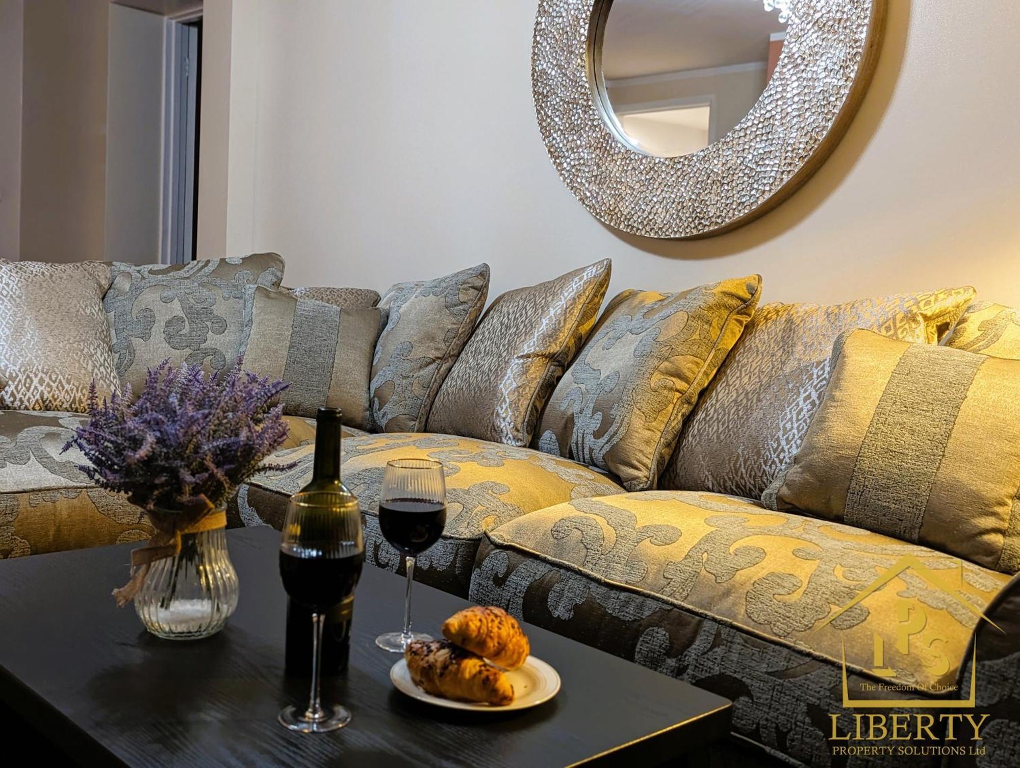 6 Guests * 4 Bedroom * Free Wi-Fi *亨廷登 外观 照片