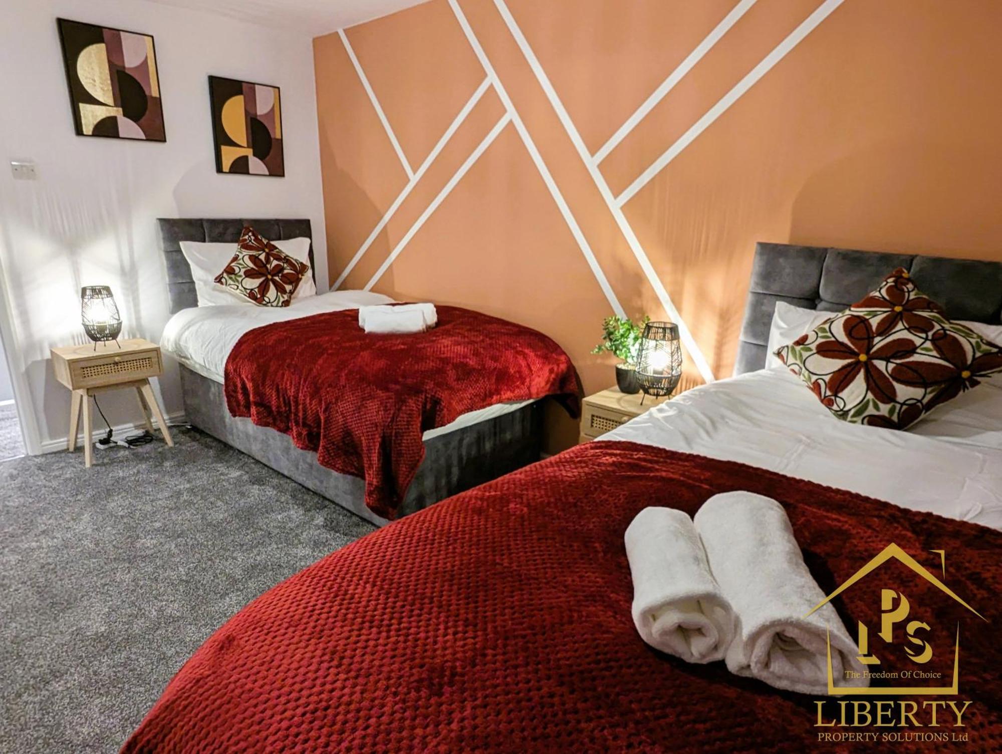 6 Guests * 4 Bedroom * Free Wi-Fi *亨廷登 外观 照片