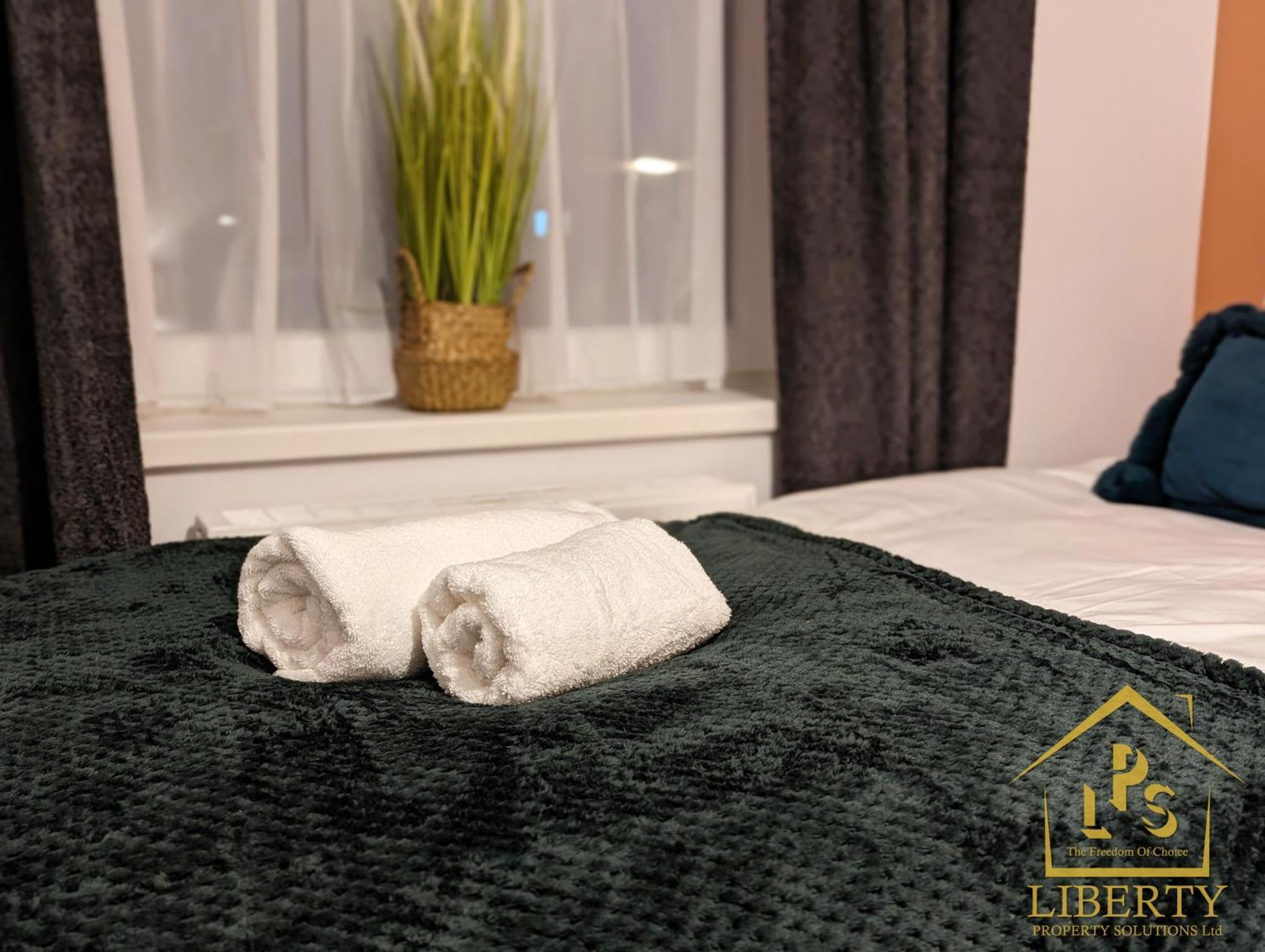 6 Guests * 4 Bedroom * Free Wi-Fi *亨廷登 外观 照片