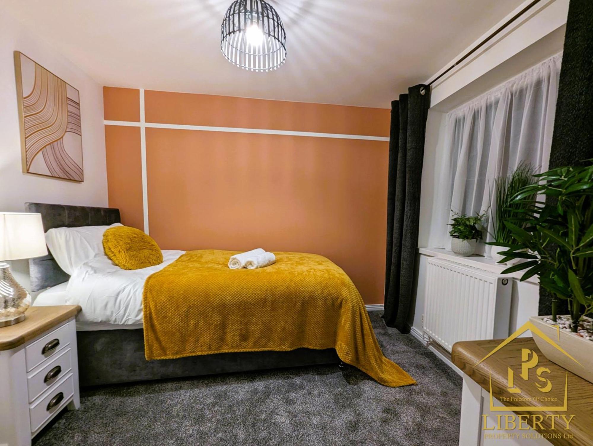 6 Guests * 4 Bedroom * Free Wi-Fi *亨廷登 外观 照片