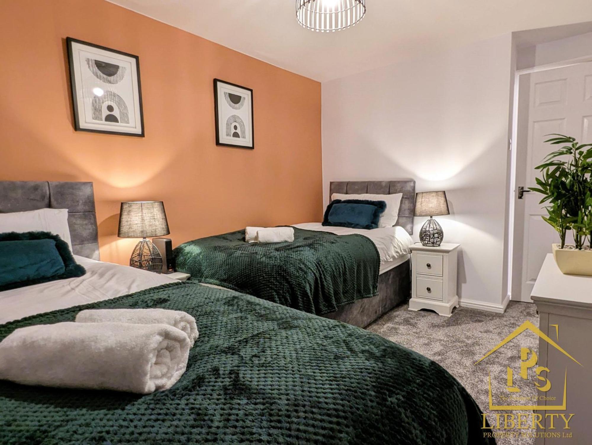 6 Guests * 4 Bedroom * Free Wi-Fi *亨廷登 外观 照片