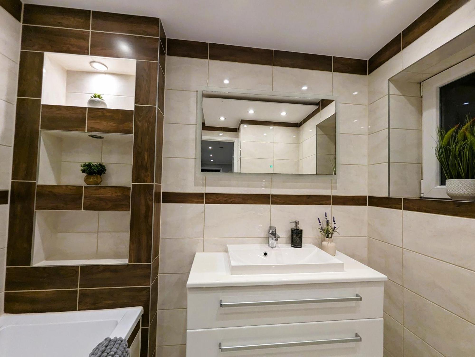 6 Guests * 4 Bedroom * Free Wi-Fi *亨廷登 外观 照片