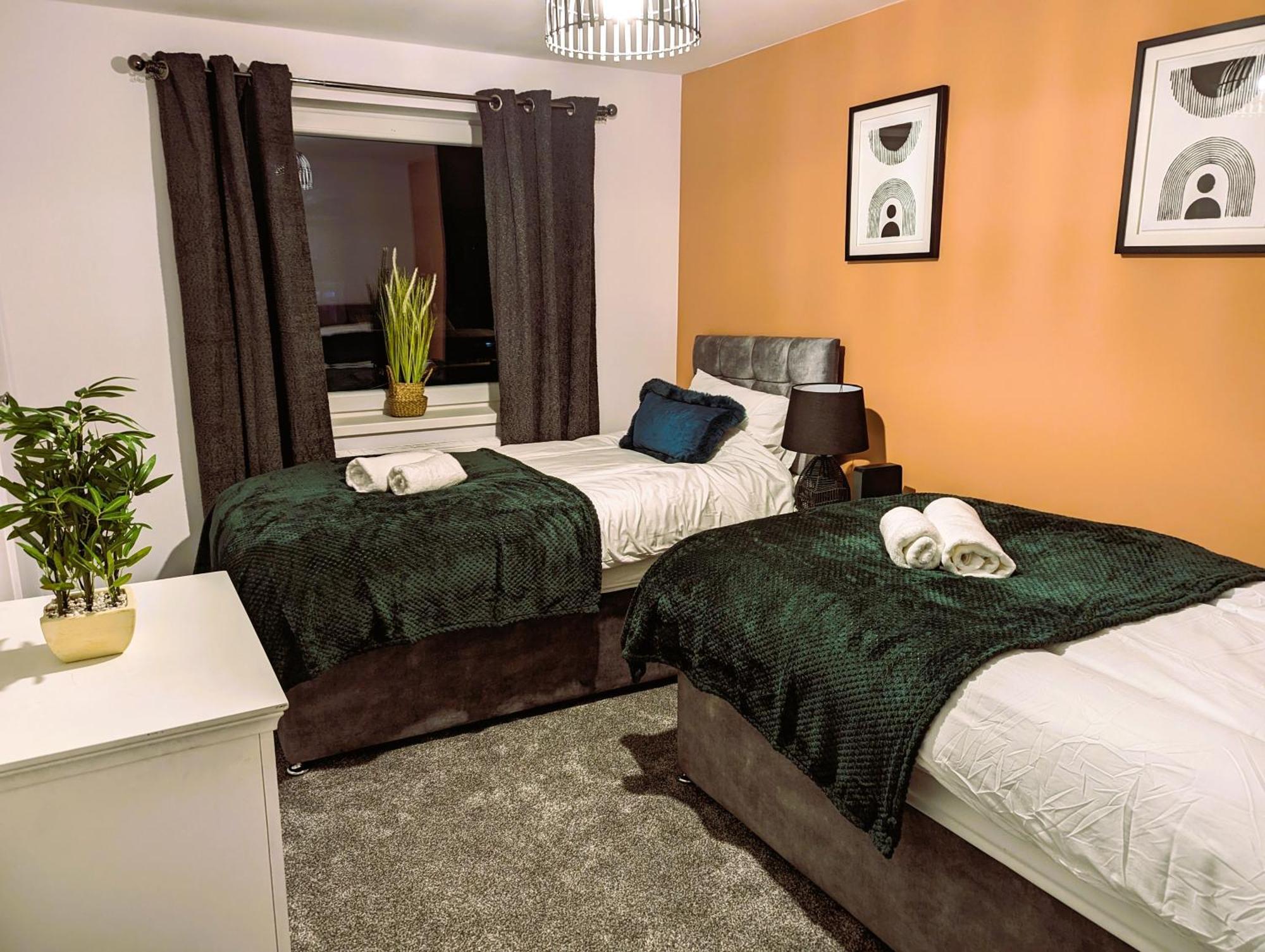 6 Guests * 4 Bedroom * Free Wi-Fi *亨廷登 外观 照片